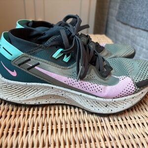 Nike Trail Pegasus 2 trail runners size 6 olive green and pink